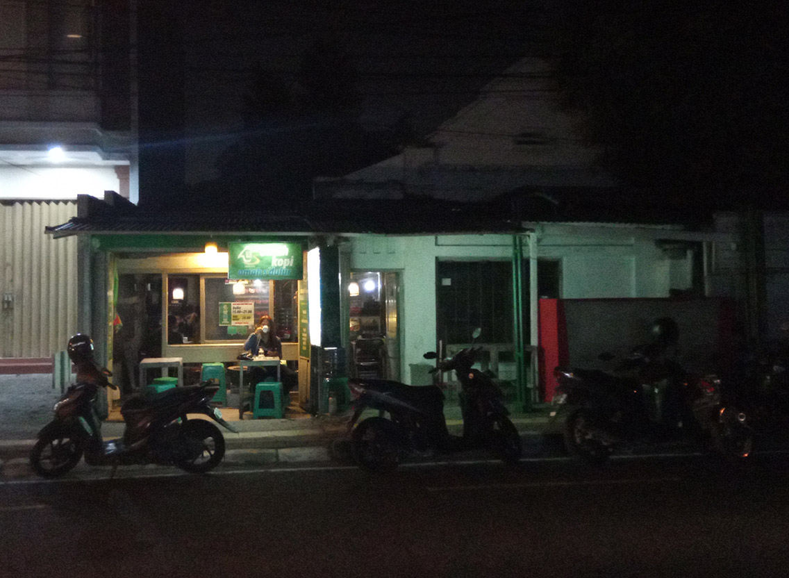 Kopi Hangat di Tambakreja: Warung Om Kus yang Jadi Teman Setia